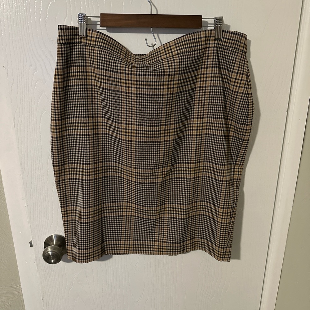 Plaid knee length skirt (16)